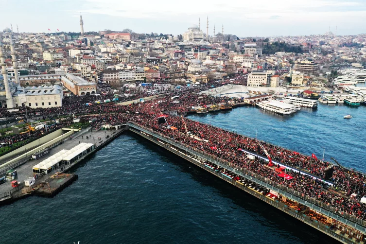 2024'ün ilk gününde Şehitlerimiz ve Filistin için Galata Köprüsü'ndeydik.