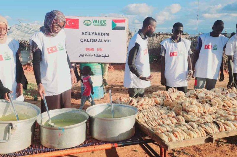 Sudan’da İç Çatışmadan Etkilenen Halk İçin Yemek Dağıtımı
