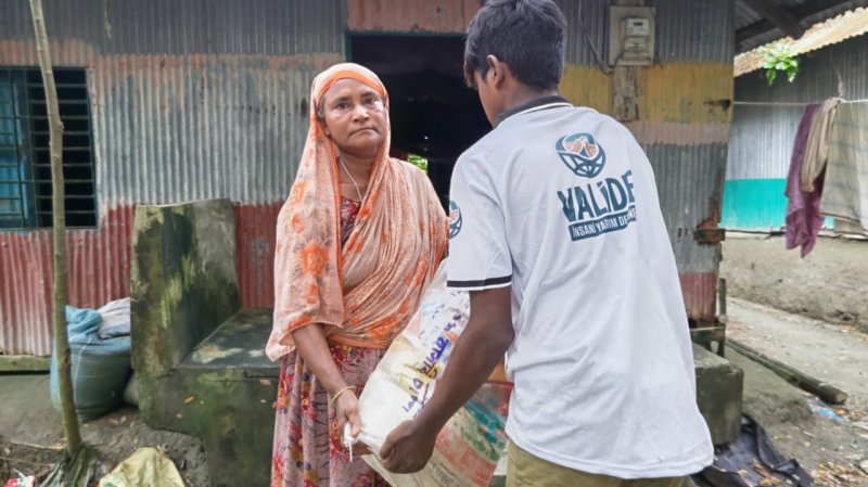 Bangladeş'te Sel Felaketi Sonrası Gıda Yardımı