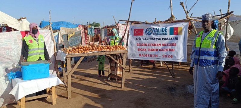 Kamerun'da Sel Felaketi Sonrası Sıcak Yemek Yardımı