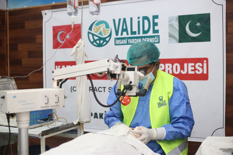 Pakistan’da Katarakt Ameliyatları ile Gözlerdeki Karanlık Dağıldı
