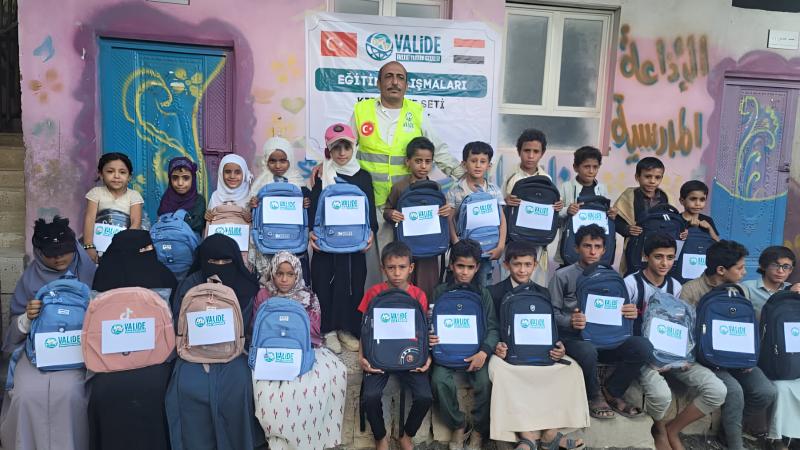 Yemen'de İhtiyaç Sahibi Öğrencilere Kırtasiye Seti Dağıtıldı