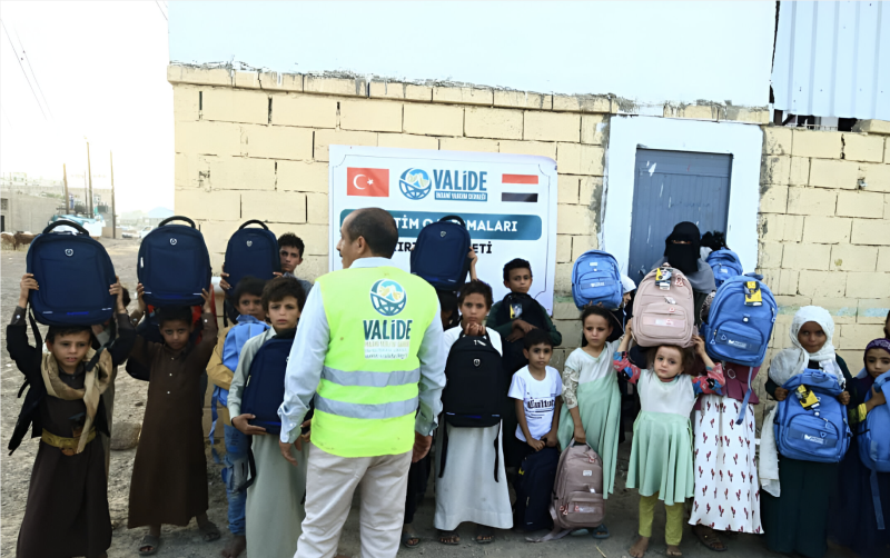 Yemen'de İhtiyaç Sahibi Öğrencilere Kırtasiye Seti Dağıtıldı