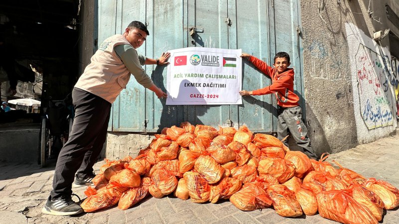 Kuzey Gazzede Ekmek Dağıtımı Gerçekleştirdik
