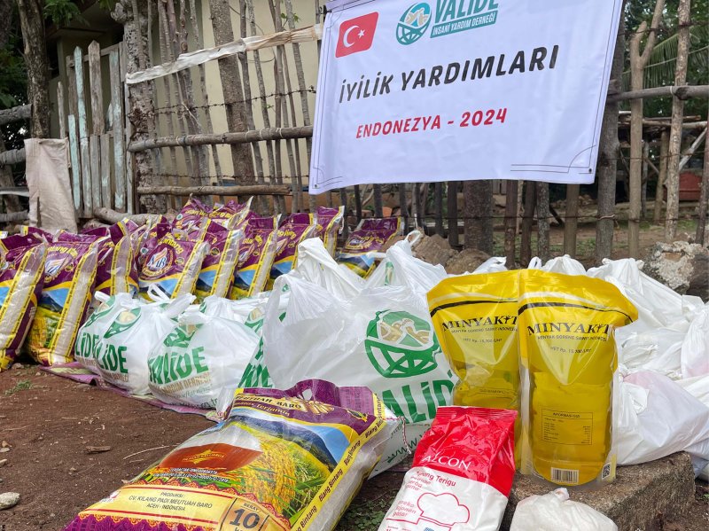 Endonezya’da İhtiyaç Sahibi Ailelere Gıda Paketleri Ulaştırıldı