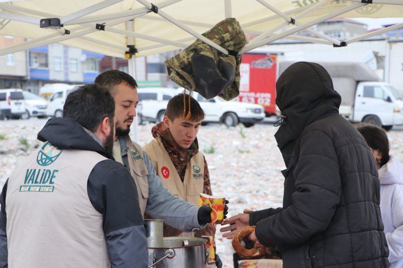 Valide Humanitarian Aid Association Provides Warm Support to Citizens in Istanbul After Earthquake