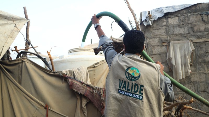 Yemen’de Temiz İçme Suyu Dağıtımı Gerçekleştirildi! 