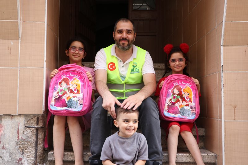 دعم القرطاسية للأطفال الأيتام والمحتاجين في إسطنبول