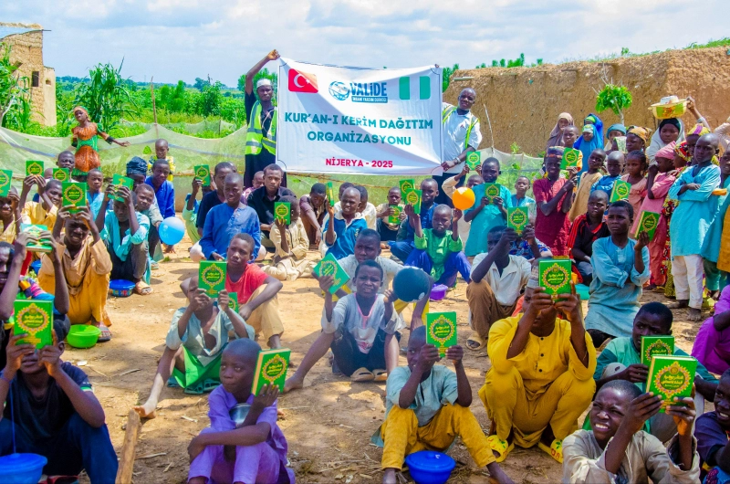 توزيع المصاحف على طلاب المدارس الدينية في نيجيريا