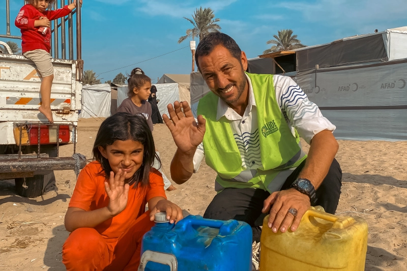 Gazze'de Temiz Su Dağıtım Çalışmaları Kesintisiz Sürüyor