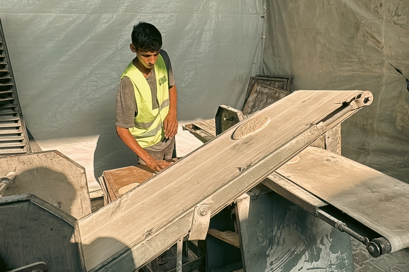 نواصل توزيع الخبز على إخواننا وأخواتنا في غزة