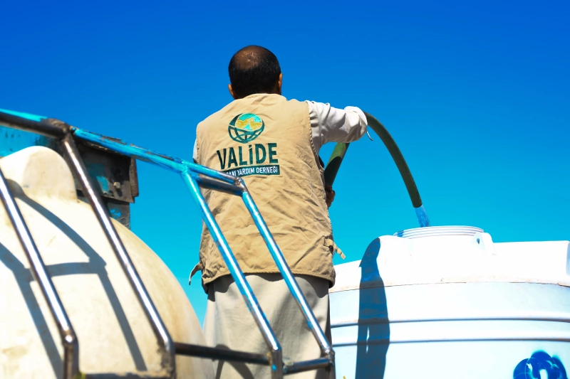 A Sip of “Valide” Affection in Yemen's Heat!