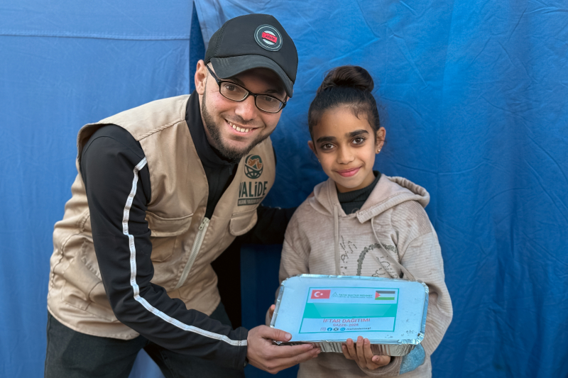 Gazze’de İyilik Sofraları Kuruluyor: İftar Emanetlerinizi Çadır Kentlere Ulaştırdık