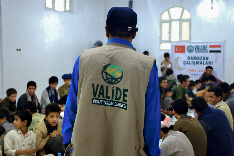 Tables of Hope Set in Yemen: Iftar Joy from Valide Humanitarian Aid Association