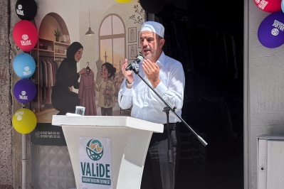 İlçe müftüsü İbrahim Özen Dua ederken